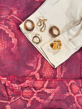 Load image into Gallery viewer, Adjustable ring size (Fits most: US 6–8)
Statement gold ring for women
Abstract loop / infinity-style design
Lightweight and stackable
Fashion jewelry | Everyday bold ring